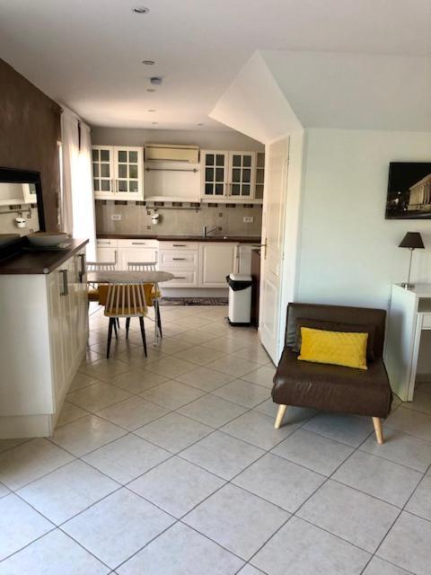 Charmant Studio A Uchaud מראה חיצוני תמונה
